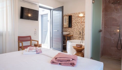 Honeymoon Studio Suite, Jetted Tub, Mountain View