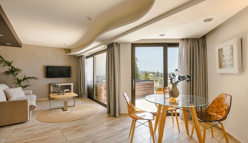 Signature Suite with Sea View and outdoor Jet Tub