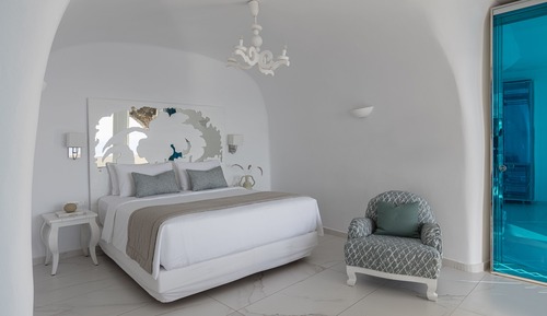 Executive Suite with Cave Pool