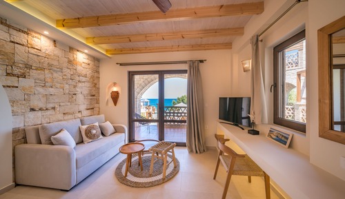 Royal Studio Suite, Pool View