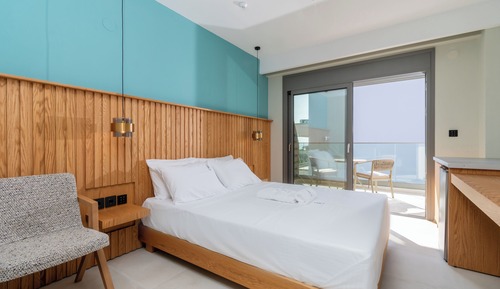 Junior Room, 1 Queen Bed, Patio