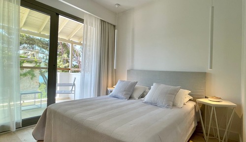 Deluxe Double Room, 1 Queen Bed, Balcony, Partial Ocean View