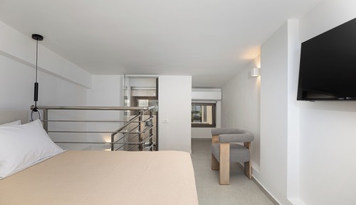 Superior One Bedroom Suite- Split Level with Sea View