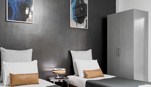Studio, Balcony