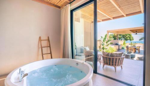 Cicada Villa Sea Front with Private Pool, Indoor Jacuzzi and Gym