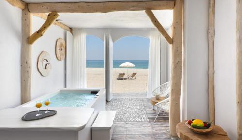 Honeymoon Seafront Suite Sea View with hot tub