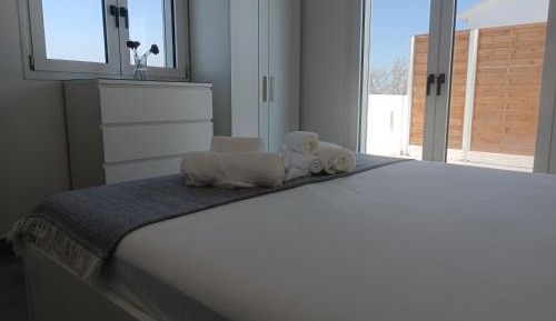 One-Bedroom Apartment with Sea View and Balcony