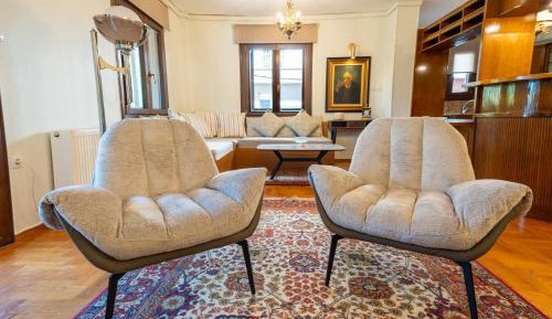 Three-Bedroom Apartment with Lake View