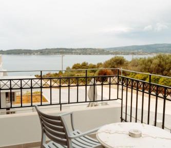 Deluxe Double Room with Side Sea View