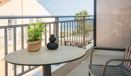Deluxe Double Room with Side Sea View