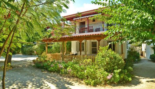 Superior Apartment with Garden and Partial Sea View
