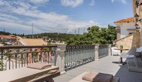 Deluxe Suite with Partial Harbor View - 111