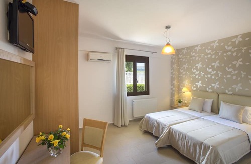 Pikris Villa | Skouloufia Villas 3 - Three Bedroom Villa, Sleeps 8