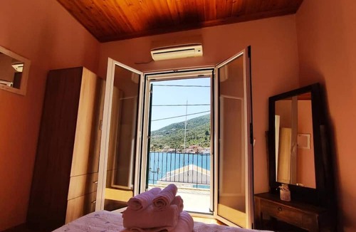 Evgiros Apartment | Fabulous apt. w breakfast near the sea