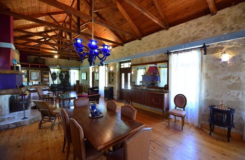 Sarkhos Hotel | Viglatoras