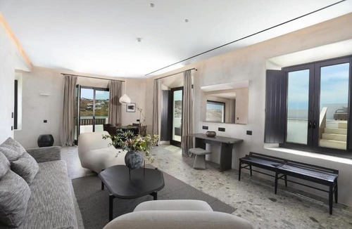 Ornos Hotel | Aeonic Suites and Spa