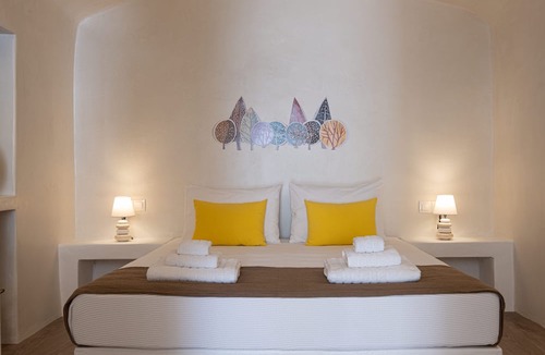Pyrgos House | White Orchid Cave House & Studio