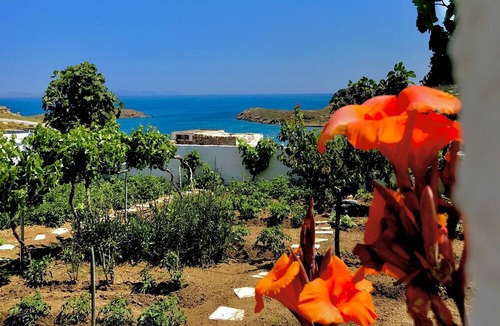 Kampos House | Easy to access and next to the two organized beaches of the island.