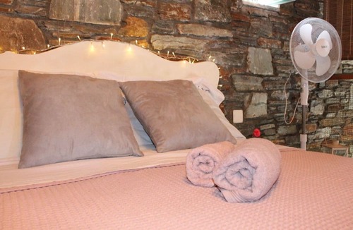 Petries House | Stone House (To petrino)