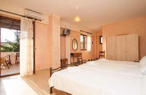 Agios Mamas Villa | Sarris Villa, Walking distance to taverna & mini market -Cool ambience