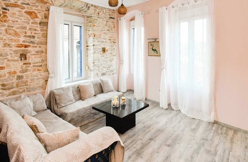 Mitilinii Apartment | Charming Samos Escape With Jacuzzi and Private Balcony