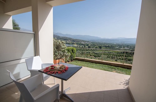 Agia Hotel | Aksos suites Accessible Accommodation