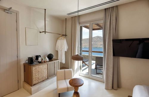 Kithnos Hotel | Yfes