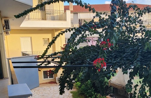 Paralio Astros Apartment | Great location, only 100m from beach.