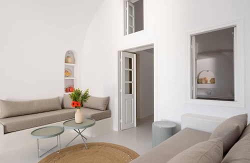 Oia Villa | Lathouri Cave