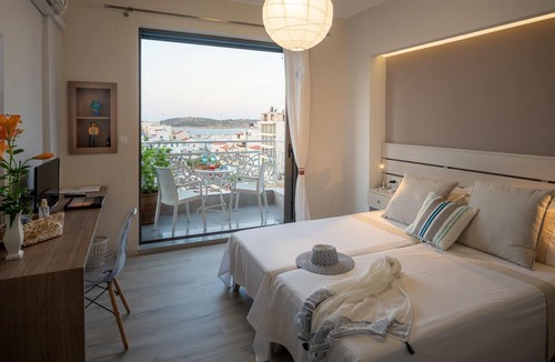 Agios Nikolaos Town House | Emerald Lake Studios