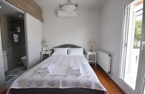 Kalyvia Thorikou Apartment | VillaVita Modern 3BR,Garden & BBQ, Walk to Beach
