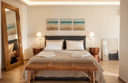 Vouliagmeni Condo | Vouliagmeni Beach Stylish house private garden