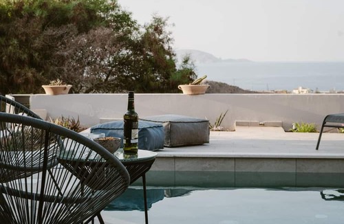 Vathianos Kampos Villa | Alice On The Rocks Villa with Sea View, Wi-Fi, and Air Conditioning