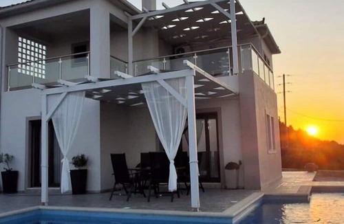 Alonissos House | A two floor villa 2 min.drive from the center of the island and the old town.