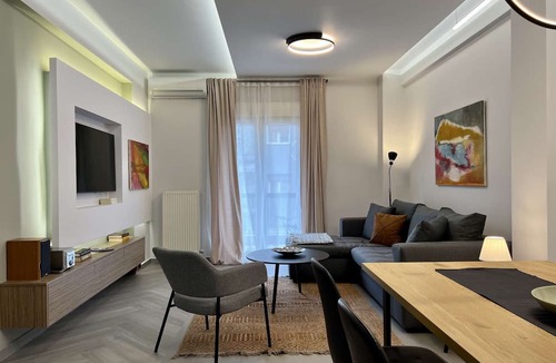Thessaloniki City Centre Apartment | Amazonia: Stylish artistic apartment