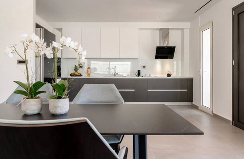 Magoulades Apartment | Rooftop Luxurious Suites with Sea Views and Private Pools 600m from the beach