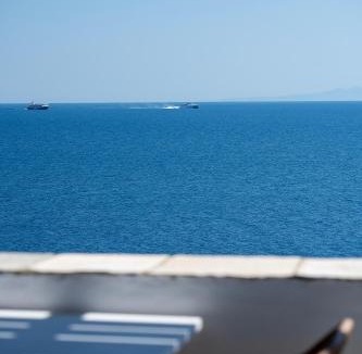 Exomvourgo Apartment | Sea view rooms in kardiani by TinosStay
