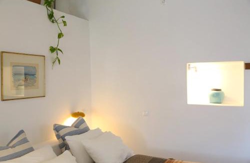 Aroniadika Apartment | Rouga - bright terrace studio