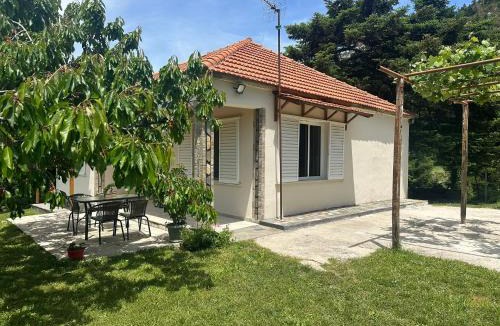 Georgios Karaiskakis Apartment | Ήρεμη Μονοκατοικία μέσα στο Πράσινο