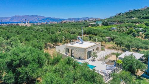 Kissamos Villa | PETRONILA exclusive Living with heated pool