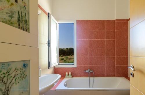 Epanomi Apartment | Up the hill