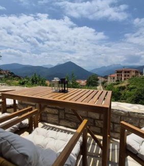 Karpenisi House | The house in the Cobbled road Suite