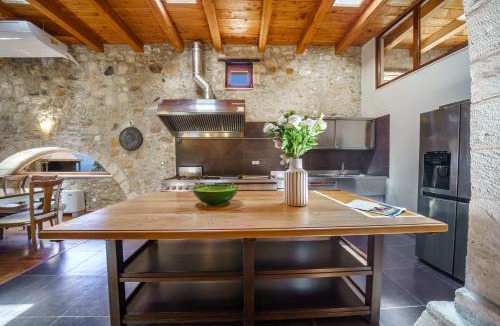 Maroulas Villa | Candice Villa Historic Venetian Retreat by Rentado