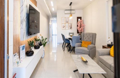 Nea Alikarnassos Apartment | FEMS Luxury 3 Level Home with Private Jacuzzi