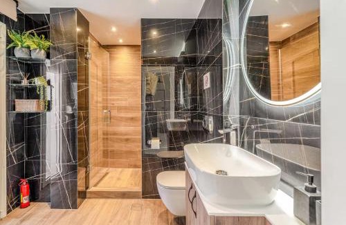 Vardaris Apartment | Modern & Brand New Apartment with Large Balcony - 1 Min to Metro