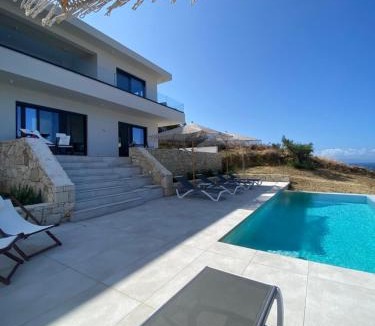 Pefki Villa | Villa Zina mit Infinity-Pool und Meerblick