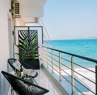 Korinthos Apartment | BLACK & WHITE SeaSide House