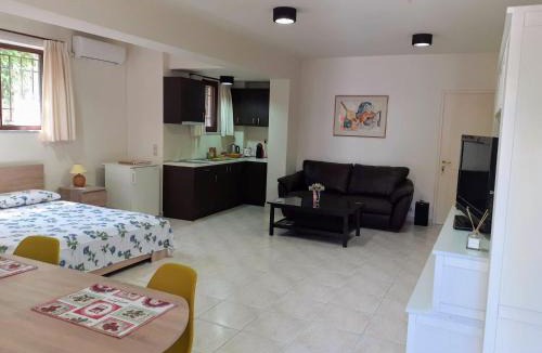 Paiania Apartment | AIRPORT 2 STOPS BY METRO FROM STUDIO & NEAR METRO station "PEANIA-KANTZΑ"