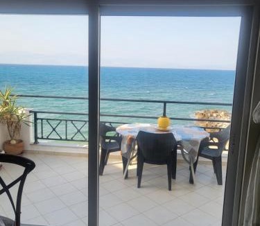 Velon Apartment | Διαμέρισμα "LENIA" μπροστά στην θάλασσα!