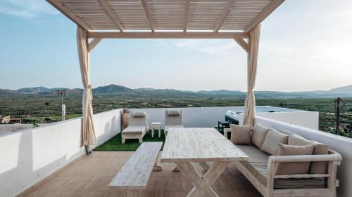 Rotasion Apartment | Evnia Romantic Winter Retreat Private Hot Tub Fireplace
